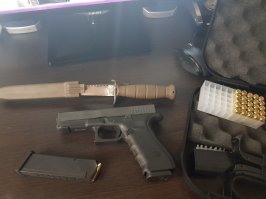 А это мои "игрушки" с именем "Глок"...  
Глок 17, из модернизаций более мягкий спусковой крючок и иридевый прицел.. 
И армейский нож Глок...
