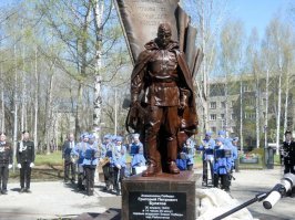 "30 апреля 1945 года по всесоюзному радио сообщили, что в 14 часов 25 минут над Рейхстагом было водружено Знамя Победы. Уже позже это сообщение назовут  не соответствующим действительности , и в историю оно не войдет.    лейтенант Сорокин вместе с рядовым Григорием Булатовым 30 апреля под ураганным огнем немцев взобрались на крышу Рейхстага и водрузили знамя . Роман Кармен

Спустя 3 дня после подвига Григорий Петрович Булатов был вызван к самому маршалу Жукову. Командующий Первым Белорусским фронтом торжественно вручил рядовому свою фотокарточку, дарственная надпись на которой подтверждала героический поступок парня.  Читайте подробнее на FB.ru: 
Дело в том, что Кармен прибыл к Рейхстагу для съемок 2 мая и спросил:  Кто был первым? . Все указали на молоденького Гришу Булатова. Кармен позвал Булатова для съемок, а вместе с ним пошел его командир Сорокин и еще несколько человек из другой группы.

"Здание рейхстага довольно огромное, и на него со всех сторон наступала советская армия. Среди тех, кто претендует на звание водрузивших знамя, это группа разведчика Макова, они первыми укрепились у здания, но солдаты не знали, что это посольство Швейцарии. Швейцарское посольство давно эвакуировалось, там были нацисты уже, и все считали, что это большой комплекс рейхстага",  говорит Ярослав Листов.

Евгений Кириченко   военный журналист, который давно занимается историей ВОВ, особенно ее белыми пятнами. В ходе своего расследования, он по-другому увидел и штурм Рейхстага.

"Это совсем другое знамя, сшитое из красного тика, с СС-вской перины, которую разведчики Семена Сорокина нашли в доме Гиммлера, распороли, сшили, и вот с этим знаменем утром 30 апреля, они начали штурмовать после арт-подготовки",  объясняет Евгений Кириченко..."