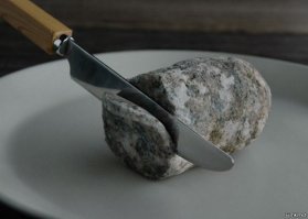 ...Тщательное изучение образцов, удаленных от поверхности и защищенных от выветривания, позволило обнаружить уголь и характерный рисунок в срезе...