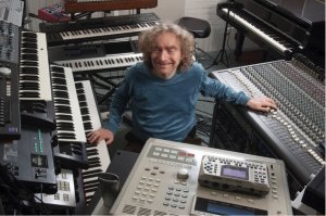 Жан-Филипп Рикель -- известный французский композитор и аранжировщик. Сын знаменитой "Королевы трикотажа" Сони Рикель. Потерял зрение сразу после рождения из-за ошибки врачей в роддоме. Музыкой увлёкся с раннего детства и годам к двенадцати уже сочинил несколько годных композиций. Их услышал один профессиональный продюсер и сказал юному композитору: "знаешь, а  давай запишем диск, заработаешь свой первый гонорар". Но мальчик отказался. "Я хочу, чтобы мою музыку слушали, потому что она хорошая, а не потому, что её написал маленький слепой мальчик", -- ответил он. 

Уж не знаю, о какой там сумме шла речь, но в любом случае Жан-Филипп достоин того, чтобы возглавить этот список.