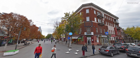 С проспектом Кирова у меня связано много детских воспоминаний - часто гуляли там с бабушкой до Волги, благо жили недалеко на Пугачева. В конце 60-х, начале 70-х у Крытого рынка справа, если смотреть от цирка, была парковка для лошадей, стояли они там запряженные в телеги с надетыми на морды мешками с овсом. В кинотеатре "Пионер" меня в 1972 году принимали в октябрята. А вот в этом доме на пересечении проспекта Кирова и ул. Вольской жила наша семья до 1970 года