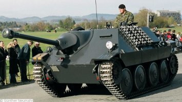 В 1947 Швейцария закупила у Чехословакии 150 (или 158) Хетцеров и после незначительной модификации Хетцеры с заводов "Skoda" отправили заказчику. На новой родине  Hetzer периименовали в Panzerjaeger G-13. В период с 1947 по 1952 Чехословакия тесно сотрудничала со Швейцарией и поставляла послевоенные варианты Hetzer и запчасти. Боевой вес швейцарского Hetzer был на 1 тонну меньше немецкого. У G-13 появился 2-камерный дульный тормоз, командир и заряжающий поменялись местами. На крыше устанавливалась вращающаяся немецкая оптика от пулемёта и командирская смотровое устройство в бронированной башенке. Пулемёт стал храниться внутри, на задней стенке боевого отделения. Выхлопную систему пределали. В 1952-53 2/3  G-13 снабдили новыми дизельными 8-цилиндровым двигателями Saurer CH2DRM. Новый двигатель имел значительно больший объём - 11.64 см. куб. вместо 7.75 см. куб. Расход топлива на 100км составил всего 60л вместо 180л. Экономичность силовой установки, позволила уменьшить топливный бак до 115л вместо прежних 250л, а это дало значительно выиграть в полезном заброневом объёме. Скорость G-13 осталась на уровне 25-30 км/ч, запас хода тоже почти не изменился

На левой стенке, снаружи находится ящик, в которм швейцарцы разместили телефон и иноерком. С помощью этого устройства можно находясь снаружи переговариваться с командиром, который сидит в машине.

САУ простояла на вооружении Швейцарииии до 1970.

После "увольнения" из армии швейцарские G-13 были частичнно утилизированны, а частично разошлись по музеям и коллекциям. Нередко покупатели списанных G-13 пытались и пытаются придать машинам максимально возможную схожесть с немецким Hetzer. Не исключено, что такими темпами, скоро уже швейцарский Hetzer станет серьёзным раритетом.