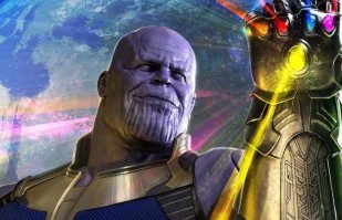 Маленький Танос с Человеком-пауком на футболке?)