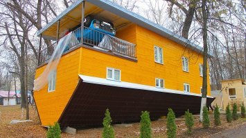 Дом Вверх Дном  в Нижнем Новгороде.