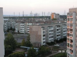 Посёлок Марковский - немецкая застройка. Строилась ими при выводе наших войск из ГДР (в Марковском базировалась танковая дивизия, сейчас уже выведена и от нас). Расположен примерно в 20 - 25 километрах от Чайковского, сейчас крайне тихое место с дешёвым жильём. Строился в 93-95 годах
Второе фото - микрорайон Азинский - у нас же в Чайковском, по размерам примерно как Марковский посёлок. Строился тогда же строился в 1980х.