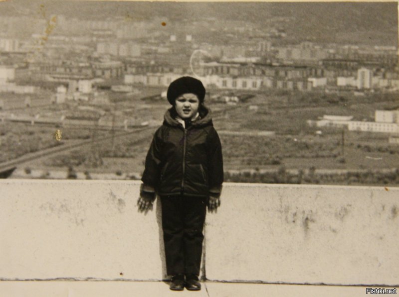 Вы мне этим постом напомнили о мое детстве,проведенном в Улан Баторе. Нашла кое-какие фото из семейного архива. Ч/б это фото 88-89 годов, а цветные нашего времени.
Еще  где-то были фото из парка динозавров и у берега Селенги, но не могу найти.
1 и 2 фото это дворец Богдо-Гэгэна,памятник архитектуры конца 19 - начала 20 веков. Судя по современным фото, находится в плохом состоянии. 
 3 фото это смотровая площадка там же рядом и современный вид этого же места. А 3 это центральный парк Улан Батора. В детстве эта горка казалась мне просто огромной. Верх был выполнен полностью из дерева и очень красиво расписан.