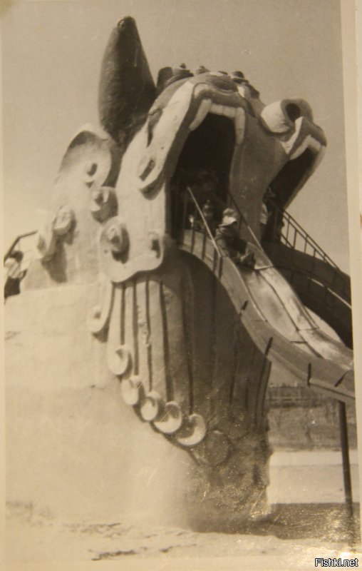 Вы мне этим постом напомнили о мое детстве,проведенном в Улан Баторе. Нашла кое-какие фото из семейного архива. Ч/б это фото 88-89 годов, а цветные нашего времени.
Еще  где-то были фото из парка динозавров и у берега Селенги, но не могу найти.
1 и 2 фото это дворец Богдо-Гэгэна,памятник архитектуры конца 19 - начала 20 веков. Судя по современным фото, находится в плохом состоянии. 
 3 фото это смотровая площадка там же рядом и современный вид этого же места. А 3 это центральный парк Улан Батора. В детстве эта горка казалась мне просто огромной. Верх был выполнен полностью из дерева и очень красиво расписан.