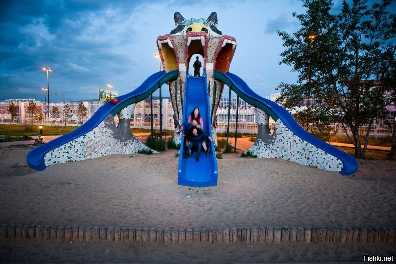 Вы мне этим постом напомнили о мое детстве,проведенном в Улан Баторе. Нашла кое-какие фото из семейного архива. Ч/б это фото 88-89 годов, а цветные нашего времени.
Еще  где-то были фото из парка динозавров и у берега Селенги, но не могу найти.
1 и 2 фото это дворец Богдо-Гэгэна,памятник архитектуры конца 19 - начала 20 веков. Судя по современным фото, находится в плохом состоянии. 
 3 фото это смотровая площадка там же рядом и современный вид этого же места. А 3 это центральный парк Улан Батора. В детстве эта горка казалась мне просто огромной. Верх был выполнен полностью из дерева и очень красиво расписан.