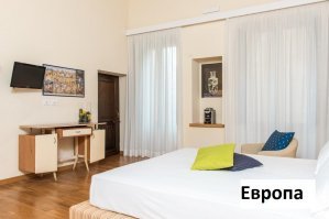 Автор сравнивает приличные отели в США с европейскими клоповниками. 
Вот спецом сравнил одинаковые по звездам и отзывам номера. Цена тоже одинаковая, только В США по дороже. Попахивает заказухой.