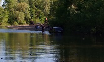 А эти олени на 9ке поехали в брод. Закономерно получили море приключений и опыт вытаскивания машины из воды на руках.