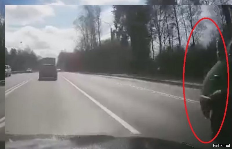 Дебила не оправдываю, но справа места не было.