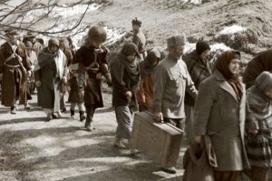 А не хотел бы многоуважаемый автор осветить, например, депортацию чеченцев и ингушей в 1944 году? А то как-то у вас все однобоко выходит. Что не пост, то только про США и Украину. Кстати, богомерзкие США выплатили компенсации депортированным японцам. А как там с выплатами компенсаций пострадавшим от депортаций в СССР? Нет? Не интересно? Не ваш формат? Я почему-то так и предполагал.

Депортация чеченцев и ингушей с территории Чечено-Ингушской АССР и прилегающих к ней районов в Казахстан и Киргизию в период с 23 февраля по 9 марта 1944 года. В её ходе по разным оценкам было выселено от 500 до 650 тысяч чеченцев и ингушей. В ходе выселения и первые годы после него погибли примерно 100 тысяч чеченцев и 23 тысячи ингушей, то есть примерно каждый четвёртый из обоих народов.
В качестве причин депортации официально назывались массовое сотрудничество с оккупантами, антисоветская деятельность и бандитизм. Однако вайнахи физически не могли сотрудничать с оккупантами ввиду отсутствия оккупации. Фашисты смогли захватить лишь незначительную часть Малгобекского района и довольно скоро были выбиты оттуда. Масштабы антисоветской деятельности и бандитизма в республике также не превышали аналогичных показателей в соседних регионах. Эти данные были сфальсифицированы для оправдания действий власти. Реальные причины депортации не установлены до сих пор.