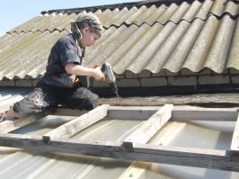 Во-первых, не в лоб, а в грудь. Фото же перед тобой.
Во-вторых, удар был не сильным совершенно. Это был не удар с разбега, когда бараны долбятся между собой. Просто оттолкнул надоеду мелкого и всё. Разумеется, под тычку с разбега я бы пацана не подставил. 
В-третьих, не тот возраст и вес у пацана был, что бы получить какую-то серьезную травму от такого толчка. Он и без барана в том возрасте бьются куда как серьезней. 

Так что не надо драмы. У меня пацан сам смеялся после этого, когда в себя от неожиданности пришел, а ты истерику закатил. 
Узбагойся уже. ))

Нормальный пацан растёт. Толковый в меру. )) Даже польза от него есть )) Тьфу-тьфу-тьфу )) Помощник ))