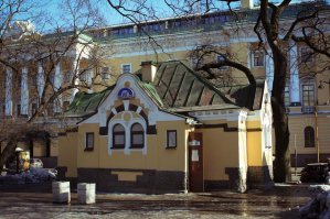 Подумайте сами, кто-то будет рассчитывать : часто в них ходят или нет?Сегодня 1 человек, а завтра 1000. По тому же принципу делают и мусорные урны. Дешев просто практично.А если празднование или спортивные соревнования?
Вот у вас в Спб стоит такой вот, неужели в нем грязно?