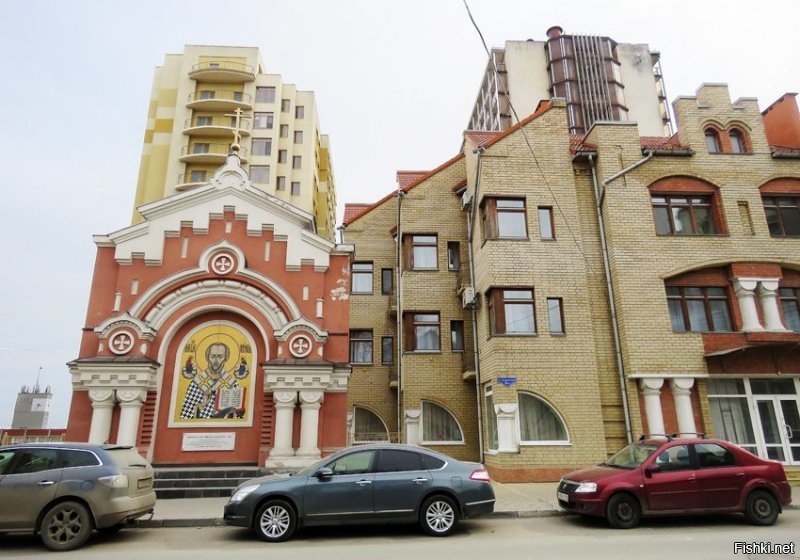 Арка была сквозная, времён Петра 1.
Есть городская легенда, что он через неё входил в Город.
Этакий Отсыл к вхождению Господень в Ерусалим.