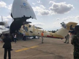 04.05.2018
Нигерия получила очередные Ми-35М

На нигерийскую авиабазу Макурди рейсом транспортного самолета Ан-124-100 из России были доставлены два очередных боевых вертолета Ми-35М новой постройки, сообщает bmpd.

Ресурс напоминает, что по двум контрактам от 2014-го и 2015 года "Рособоронэкспорт" обязался поставить Нигерии в общей сложности 12 вертолетов Ми-35М. Их производство осуществляет АО "Роствертол" (Ростов-на-Дону).