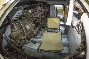 "Силовая установка состояла из двух четырехтактных шестицилиндровых карбюраторных двигателей ГАЗ-202 жидкостного охлаждения, установленных параллельно вдоль бортов корпуса."
"Механическая трансмиссия САУ состояла из двух четырехступенчатых КПП."