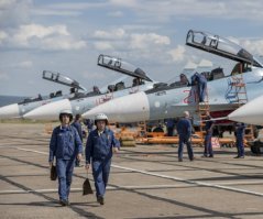 Военные лётчики - Короли неба, Великие Люди, низкий поклон Вам за то что Вы делаете. Тем кто у штурвала, только  мягкой посадки.
Парням погибшим в Сирии светлая память, их Семьям мои соболезнования.  Очень и очень жаль что так вышло. 
Нашёл имя командира, источник ниже, к сожалению имя второго пилота не нашёл. 


Командир разбившегося у берегов Сирии СУ-30СМ служил в Забайкалье

Самолет Су-30СМ пилотировался экипажем 120-го истребительного авиационного полка (аэродром Домна). Сама же машина принадлежала 31-му истребительному полку (аэродром Миллерово), и ее недавно перегнали из России в Хмеймим. Об этом сообщается на сайте газеты  Известия .
Командиром экипажа разбившегося истребителя был майор Альберт Давидян. Это опытный пилот, имеющий неоднократные поощрения и награды. Он одним из первых в ВКС освоил Су-30СМ. Майор Давидян окончил Борисоглебское высшее военное авиационное ордена Ленина Краснознаменное училище летчиков имени Валерия Чкалова. Судя по его странице в соцсети  ВКонтакте , пилот интересовался всем, что связано с авиацией и космосом, и слушал русский рок   в частности, группы  Алиса  и  Кино .

Альберт Давидян служил в 120-м истребительном авиационном полку в Забайкалье. Полк первым в Вооруженных силах начал осваивать Су-30СМ. Новейшие истребители были поставлены на базу в Домне в конце 2013 года, а в 2014-м они заступили на боевое дежурство.

В сентябре 2015 года четверка Су-30СМ 120-го полка перелетела из Домны в Моздок. Через несколько дней она в сопровождении Ил-76 совершила длительный полет в воздушном пространстве Азербайджана, Ирана, Ирака и приземлилась в Сирии. Эту операцию широко освещали в СМИ.