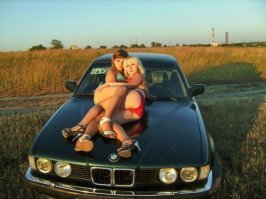 Девка в красном , жопой капот у бэхи промяла )