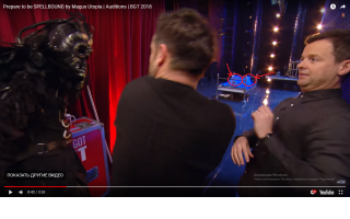 На 40-й секунде и немного далее при показе из-за кулис на замедленном хорошо видно как из кровати вылезает еще один персонаж,  когда клювастый отвлекает чуваков каких то.