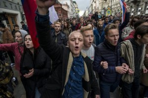О как, тема "онижедети" продолжает раскрутку, стадия "обсуждение".
 Во время моей молодости, сторож или вохровец брал малолетнего нарушителя(не хама, за хамство можно было еще серьезнее отгрести) за ухо, вел в дежурку, вызывал родителей и дома малолетнего  полудурка вдобавок к открученному уху ожидал массаж 5 точки широким отцовским ремнем... просто за то, что пререкался со взрослым! За то что мог подставить родителей и окружающие бы узнали, что у тех непутевый сын! Что, о ужас -об этом могли узнать на работе!

Яжематери, дорожные быдланы -это поколение выросшее в 90-е, когда родители еще знали , что такое хорошо, а что такое плохо, но на государственном уровне идеологии уже не было.

Навальнята и прочие малолетние полудурки -это уже поколение 2000-е, эти уже даже в теории берегов не замечают, более того -не хотят замечать!

P.S. Все это не с проста, проплаченные СМИ и такие "блохеры" как автор не просто так поддерживают малолетних дегенератов, это система направленная на разрушение государственности.