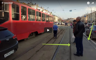 И где же тут один уровень, если трамвайные пути отделены от проезжей части островком с бордюрами до самого перекрёстка? Да ещё и сплошная вдоль этого островка со стороны проезжей части.