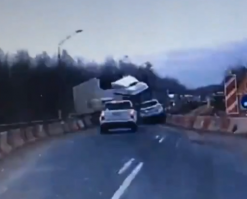 вы вообще ролик смотрели? фура пробила форд в бочину, фактически раздавив его. там даже спортивные кресла-"ковши" не помогли бы, подозреваю. а ренж уже врезался в фуру. да, моторный отсек к смятку, но кузов цел.