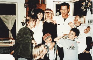 Мел Гибсон и Робин Мур - 31 год, семеро детей.
Развелся после того, как встретил Оксану Григорьеву...