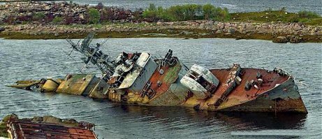 Мой СКР 34  159А проекта на котором служил 1.5 года с 1985 года....Говорят  хотели тащить " на иголки" , но на отстое у причала в Сайда Губе , оторвался и от дрейфовал к месту последней стоянки. А ведь сколько драили эти палубы и надстройки ...Когда то эта ржавая палуба после Большой Приборки  сияла благородным тёмно-вишнёвым цветом и стоящий на палубе видел своё нечёткое отражение под ногами. Сколько швабр (на жаргоне Машка) смочалили , когда даже лёгкий налёт или  намёк на ржавчину, приводил боцмана в исступление и судороги.Вся медь клинкетов на верхней палубе сияла ,что в солнечный день на неё больно было смотреть...И вот такой финал...печально.