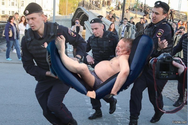 Как этот клоун всех достал ! Понабирал в свою партию молодых ребят, чтобы его в сауне купали, да на надувном матрасе таскали.  Так от каменщиков и водителей больше пользы  в Думе будет, они хоть знают реальную жизнь, как люди живут и что их заботит.  
Психушка давно по Жириновскому плачет.