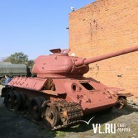 У нас во Владивостоке другая история. На острове неподалеку стояли танки-мишени. В советское время по ним тренировались в стрельбе. Тридцать лет просто так ржавеют. Энтузиасты из ДОСААФ вывезли три танка с острова. Два отреставривовали - поставили на ход и собирались пустить на параде ( мая перед колоннами "Бессмертного полка" во Владивостоке и Уссурийске. А третий только корпус восстановили , что бы поставить где нибудь памятником. Выозили обломки с разрешения командующего Флотом. Однако, когда уже всё было почти готово, нагрянула военная прокуратура. Обвинила энтузиастов чуть ли не в краже военной техники и вывезла в неизвестном направлении....
  Вот как то так в нашей стране поддерживается патриотизм  и уважение к подвигам предков....

 Если бы сгнили, о них бы и не вспомнили : военная прокуратура изъяла танки Т-34 с острова Желтухина у реставраторов (ФОТО)