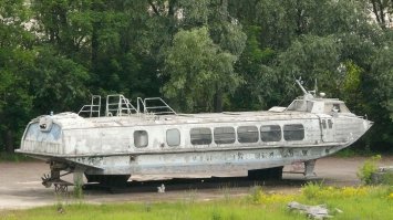 я что то не написал скорее всего будет так как полесье, движок задом наперед передает вращение на угловой реверс-редуктор и далее на винт, тогда в МО места получается достаточно для всяких вспомогательных механизмов, да и топливо уддастся распихнуть ближе к миделю
