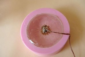 Здесь только половинка шарика. Как из этого целый шарик сделать? Еще одну половинку приклеивают? На других фотографиях шарики целые.