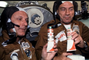 Союз Апполон 1975 года. Водка в тюбиках. Бухают или похмеляются непонятно.