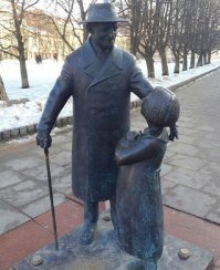 Памятник Цемаху Шабаду -- врачу из Вильнюса, который, как считается, стал прототипом доброго доктора Айболита.

Цемах Шабад   городская легенда Вильнюса. Правда, в Африку он не летал. Окончив медицинский факультет Московского университета и, едва получив диплом, он отправился в Астрахань, где, рискуя жизнью, помогал бороться со страшной эпидемией холеры.

За участие в революции 1905-ого года врач был выслан за границу, учился в Вене, Гейдельберге и Берлине. В Первую мировую пошел на фронт армейским доктором. А позже, уже в независимой Польше, стал депутатом Сейма от родного Вильно.

Шабад был не просто врачом. Он издавал журнал о здоровье, организовывал школы и детские лагеря, приюты и, помимо людей, лечил животных: дети со всего Вильнюса тащили к нему своих собак и кошек. Чуковский несколько раз останавливался у него дома, когда был в Вильнюсе, и позже в мемуарах признавался, что именно с него списал своего знаменитого врача.