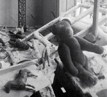 Сразу из памяти вынурнуло:

Я в дом вошел, темнело за окном,
Скрипели ставни, ветром дверь раскрыло.
Дом был оставлен, пусто было в нем,
Но все о тех, кто жил здесь, говорило.
Валялся пестрый мусор на полу,
Мурлыкал кот на вспоротой подушке,
И разноцветной грудою в углу
Лежали мирно детские игрушки.
Там был верблюд, и выкрашенный слон,
И два утенка с длинными носами,
И дед Мороз   весь запылился он,
И кукла с чуть раскрытыми глазами,
И даже пушка с пробкою в стволе,
Свисток, что воздух оглашает звонко,
А рядом в белой рамке на столе
Стояла фотография ребенка 
Ребенок был с кудряшками, как лен,
Из белой рамки здесь, со мною рядом,
В мое лицо смотрел пытливо он
Своим спокойным ясным взглядом 
А я стоял, молчание храня.
Скрипели ставни жалобно и тонко.
И родина смотрела на меня
Глазами белокурого ребенка.
Зажав сурово автомат в руке,
Упрямым шагом вышел я из дома
Туда, где мост взрывали на реке
И где снаряды ухали знакомо.
Я шел в атаку, твердо шел туда,
Где непрерывно выстрелы звучали,
Чтоб на земле фашисты никогда
С игрушками детей не разлучали.

(1941 Джек Алтаузен, погиб в 1942-м под Харьковом)