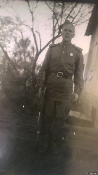 Мой дед в пропал без вести в сентябре 41..  Вроде как санитарный поезд ,комендантом которого он был,разбомбили. Мама искала ,писала письма,безрезультатно.. А его брат ,дядя Федя,  до Победы довоевал, умер  в 1960,осколок до сердца дошел.