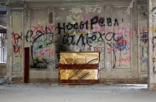 на фоне этих руин, графитти, надписей - пианино как то современно, что ли, выглядит