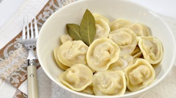 Сделаны без души, в пельменной форме, с помощью скалки! А вот если бы она столько ручками налепила, красивых, как мы с детства привыкли, это да)))