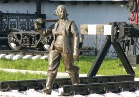 Им даже памятник поставили в Екатеринбурге а чего добился ты?