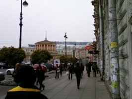 На Восстания сейчас "Стокман" торчит,  очень даже заметно.