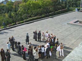 А вот тут какой-то шабаш проходит у Вечного огня, расхристанные будёновцы, черти, барабанщицы, свадьба, кто-то в непонятной форме с шашкой.