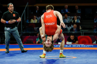 Красная борцовка уже всё сказала... )))) Мда...
А если серьёзно, очень чёткий прогиб... Нужно ооооочень постараться, чтоб провести такой точный бросок.