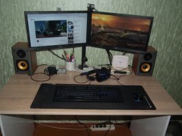 Эт хипстерские понты, а не рабочее место. Вот мое домашнее рабочее место.