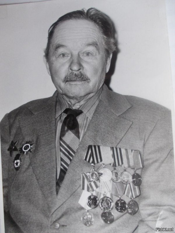 Это мой дед. Могутов Григорий Дмитриевич. Из пяти братьев только 3 прошли всю войну. остальные погибли в 1941-1942 годах. Мой дед дошел до Берлина. Умер в 1996 году в возрасте 81 года.