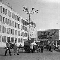 у меня почему то ассоциируются с воспоминаниями из моего детства ...
садик (год 1980), дед забирает меня из садика, идем домой, проходим мимо магазина, там стоит ларек с квасом, а позади ларька стоит бочка с надписью "Квас", желтая такая, дед покупает мне 0,3 л. в такой же кружке как и 0,5, а себе пива ... но я всегда думал что это он пьет квас, так же как и я:)