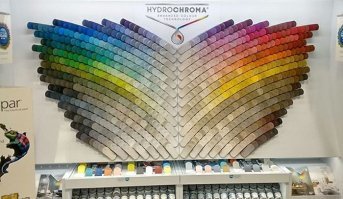 Цветовая палитра - поставляют готовой с завода для наглядного примера как выглядит тот или иной оттенок. Каждый лепесток обычно маркирован кодом краски. Прям криворукий оформитель витрины магазина стройматериалов так бы сам сделал))) 

Автор тут уж совсем палку перегнул.