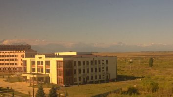 Мне нужно было из Магаса добраться до Малгобека, заказал такси, приехал мужчина лет 50. По дороге с ним разговорились, оказался крупным строителем который работал в США, с контрактом в 500 000 баксов в год, очень большой благодетель, построил всем своим родственникам дома и купил квартиры, но по состоянию здоровья вернулся в родные края и стал работать таксистом на старенькой зеленой десятке. Верить или нет дело каждого, но истории про свою жизнь рассказывают убедительно, либо они в это сами верят либо жизнь очень весёлая штука.