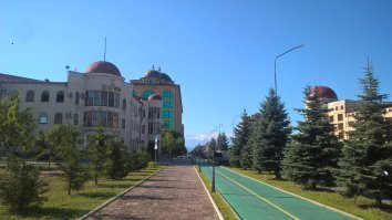 Мне нужно было из Магаса добраться до Малгобека, заказал такси, приехал мужчина лет 50. По дороге с ним разговорились, оказался крупным строителем который работал в США, с контрактом в 500 000 баксов в год, очень большой благодетель, построил всем своим родственникам дома и купил квартиры, но по состоянию здоровья вернулся в родные края и стал работать таксистом на старенькой зеленой десятке. Верить или нет дело каждого, но истории про свою жизнь рассказывают убедительно, либо они в это сами верят либо жизнь очень весёлая штука.