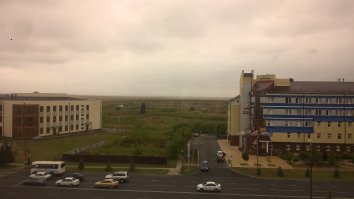 Мне нужно было из Магаса добраться до Малгобека, заказал такси, приехал мужчина лет 50. По дороге с ним разговорились, оказался крупным строителем который работал в США, с контрактом в 500 000 баксов в год, очень большой благодетель, построил всем своим родственникам дома и купил квартиры, но по состоянию здоровья вернулся в родные края и стал работать таксистом на старенькой зеленой десятке. Верить или нет дело каждого, но истории про свою жизнь рассказывают убедительно, либо они в это сами верят либо жизнь очень весёлая штука.